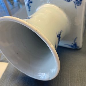 Een vierkante Chinese blauw-witte vaas, Kangxi merk en periode — foto 16