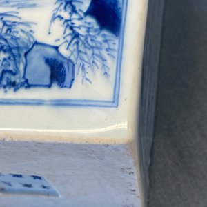 Een vierkante Chinese blauw-witte vaas, Kangxi merk en periode — foto 27