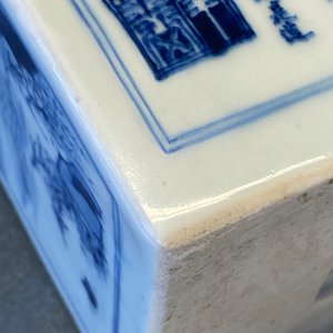 Een vierkante Chinese blauw-witte vaas, Kangxi merk en periode — foto 28