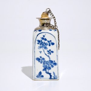 Een vierkante Chinese blauwwitte fles met zilveren montuur, Kangxi — foto 2