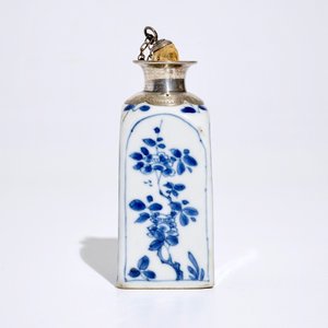Een vierkante Chinese blauwwitte fles met zilveren montuur, Kangxi — foto 4