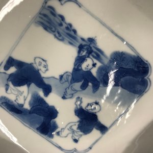 Een vierkante Chinese blauwwitte kom met figuren, Chenghua merk, Kangxi — foto 15