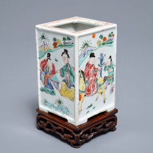 Een vierkante Chinese famille rose penselenbeker op houten stand, Yongzheng/Qianlong — foto 1