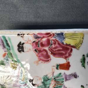 Een vierkante Chinese famille rose penselenbeker op houten stand, Yongzheng/Qianlong — foto 15