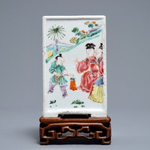 Een vierkante Chinese famille rose penselenbeker op houten stand, Yongzheng/Qianlong — foto 2