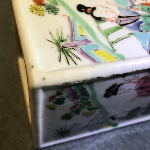 Een vierkante Chinese famille rose penselenbeker op houten stand, Yongzheng/Qianlong — foto 24