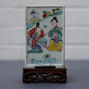 Een vierkante Chinese famille rose penselenbeker op houten stand, Yongzheng/Qianlong — foto 27
