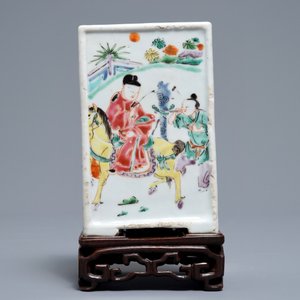 Een vierkante Chinese famille rose penselenbeker op houten stand, Yongzheng/Qianlong — foto 3