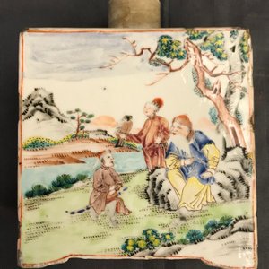 Een vierkante Chinese famille rose theebus met figuren in een landschap, Qianlong — foto 11