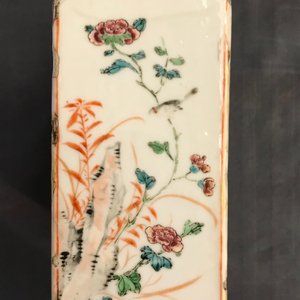 Een vierkante Chinese famille rose theebus met figuren in een landschap, Qianlong — foto 12