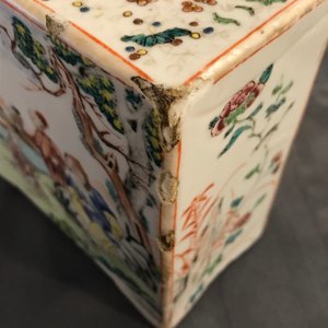 Een vierkante Chinese famille rose theebus met figuren in een landschap, Qianlong — foto 13