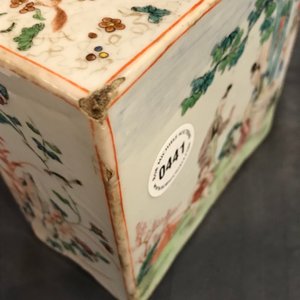 Een vierkante Chinese famille rose theebus met figuren in een landschap, Qianlong — foto 14