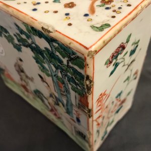 Een vierkante Chinese famille rose theebus met figuren in een landschap, Qianlong — foto 15