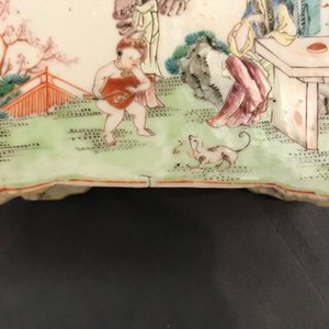 Een vierkante Chinese famille rose theebus met figuren in een landschap, Qianlong — foto 18