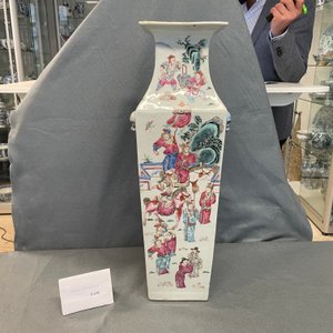 Een vierkante Chinese famille rose vaas, 19e eeuw — foto 24