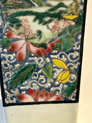 Een vierkante Chinese famille rose vaas en sokkel met verguld bronzen montuur, Yongzheng — foto 13