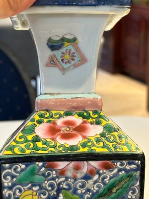 Een vierkante Chinese famille rose vaas en sokkel met verguld bronzen montuur, Yongzheng — foto 14