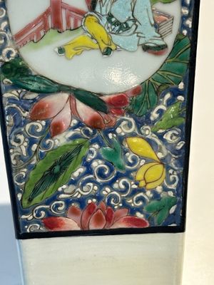 Een vierkante Chinese famille rose vaas en sokkel met verguld bronzen montuur, Yongzheng — foto 10