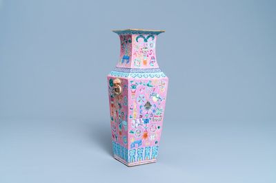 Een vierkante Chinese famille rose vaas met antiquiteiten op roze fondkleur, 19e eeuw