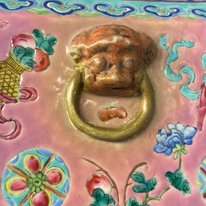 Een vierkante Chinese famille rose vaas met antiquiteiten op roze fondkleur, 19e eeuw — foto 10