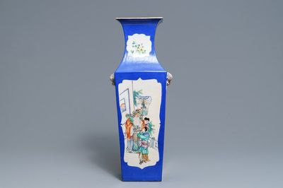 Een vierkante Chinese famille rose vaas met blauwe fondkleur, 19e eeuw