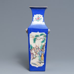 Een vierkante Chinese famille rose vaas met blauwe fondkleur, 19e eeuw — foto 3