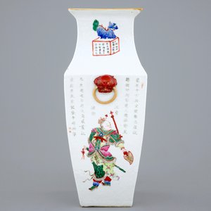 Een vierkante Chinese famille rose vaas met decor van Wu Shuang Pu, 19e eeuw — foto 3