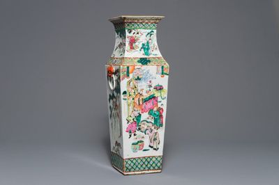 Een vierkante Chinese famille rose vaas met figuratief decor, 19e eeuw
