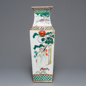Een vierkante Chinese famille rose vaas met figuratief decor, 19e eeuw — foto 5
