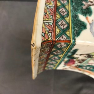 Een vierkante Chinese famille rose vaas met figuratief decor, 19e eeuw — foto 9