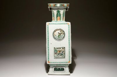 Een vierkante Chinese famille verte vaas met cartouches in reliëf, Kangxi