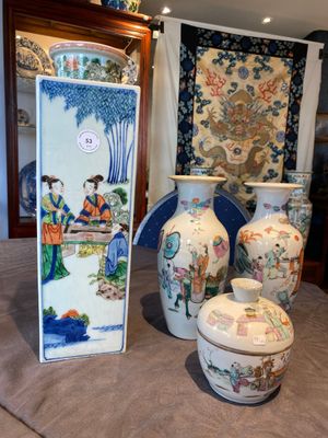 Een vierkante Chinese famille verte vaas, twee famille rose vaasjes en een dekselkom, 19e eeuw — foto 1