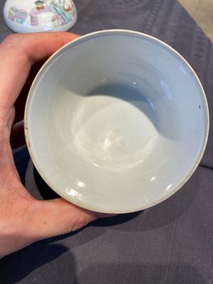 Een vierkante Chinese famille verte vaas, twee famille rose vaasjes en een dekselkom, 19e eeuw — foto 14