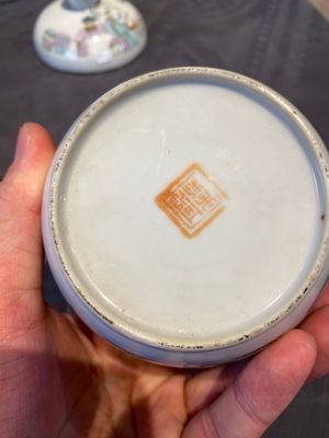 Een vierkante Chinese famille verte vaas, twee famille rose vaasjes en een dekselkom, 19e eeuw — foto 15