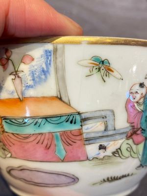Een vierkante Chinese famille verte vaas, twee famille rose vaasjes en een dekselkom, 19e eeuw — foto 16