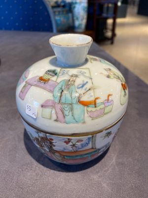 Een vierkante Chinese famille verte vaas, twee famille rose vaasjes en een dekselkom, 19e eeuw — foto 8