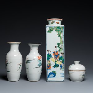Een vierkante Chinese famille verte vaas, twee famille rose vaasjes en een dekselkom, 19e eeuw — foto 4