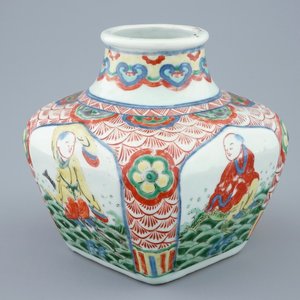 Een vierkante Chinese fles met wucai decor, Wanli merk, 19e eeuw — foto 1