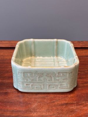 Een vierkante Chinese monochrome celadon geglazuurde kom met verguld drakendecor, Daoguang merk en periode — foto 1