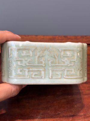 Een vierkante Chinese monochrome celadon geglazuurde kom met verguld drakendecor, Daoguang merk en periode — foto 6