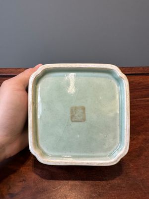 Een vierkante Chinese monochrome celadon geglazuurde kom met verguld drakendecor, Daoguang merk en periode — foto 7