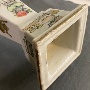 Een vierkante Chinese qianjiang cai kandelaar met antiquiteiten, 19e eeuw — foto 12