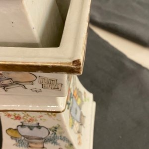 Een vierkante Chinese qianjiang cai kandelaar met antiquiteiten, 19e eeuw — foto 15