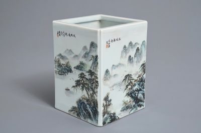 Een vierkante Chinese qianjiang cai penselenbeker met landschappen, 20e eeuw