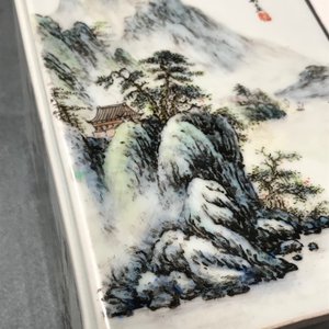 Een vierkante Chinese qianjiang cai penselenbeker met landschappen, 20e eeuw — foto 20