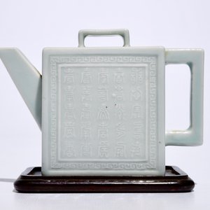 Een vierkante Chinese theepot met reliëfdecor en celadonglazuur, Qianlong merk, 19/20e eeuw — foto 2