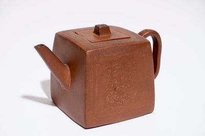 Een vierkante Chinese Yixing steengoed theepot met deksel, 19e eeuw