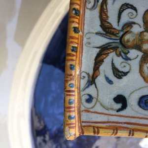 Een vierkante fles in Italiaanse majolica, Urbino, 16e eeuw — foto 10
