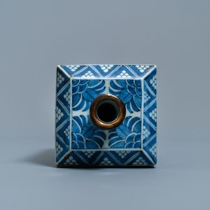 Een vierkante Japanse blauw-witte Arita fles, Edo, 17/18e eeuw — foto 6
