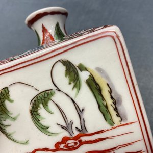 Een vierkante Japanse Ko-Imari fles voor sake, Edo, 18e eeuw — foto 10